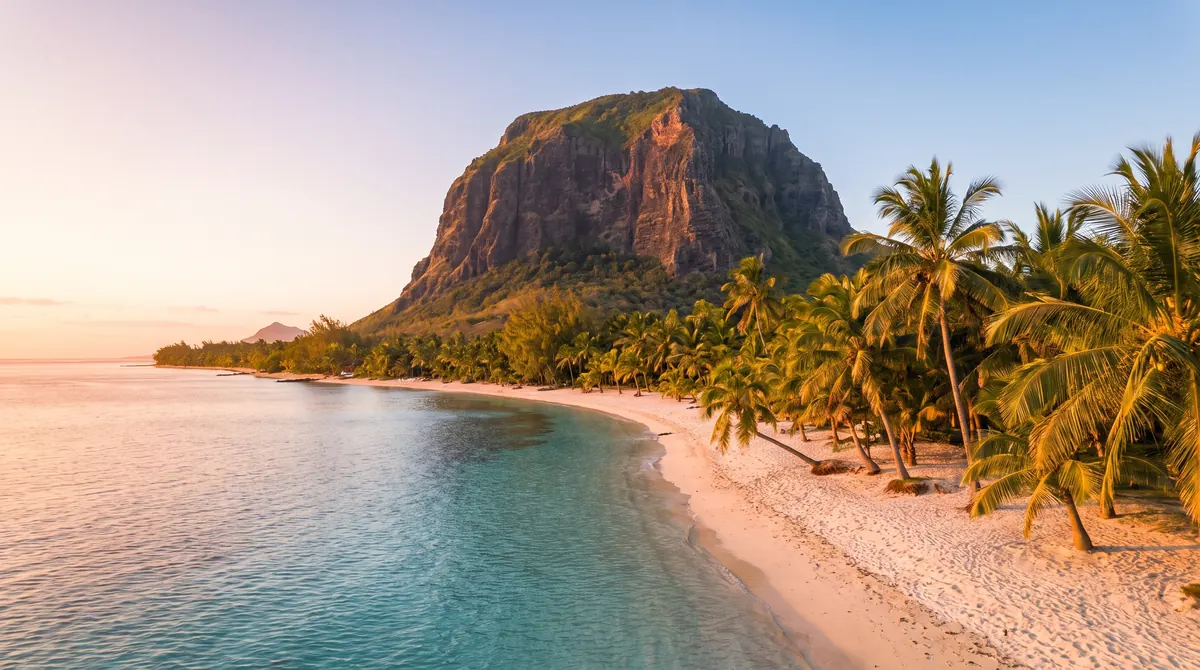 Montanha e lagoa numa ilha do Índico (imagem ilustrativa)